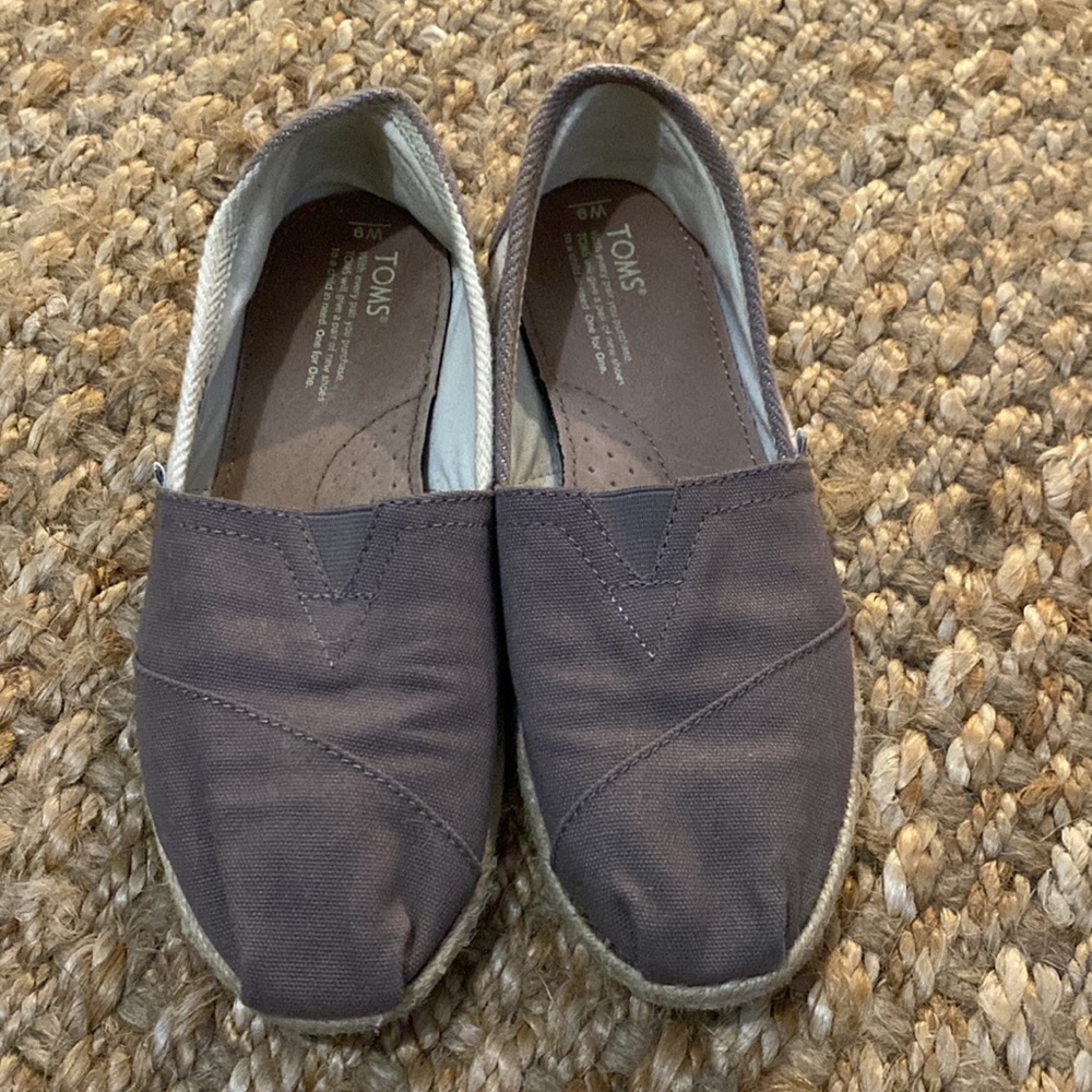 lightly worn, women’s size W9 Toms